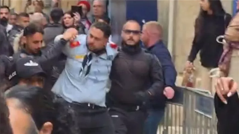 «اعتداءات ومنع للصلاة».. أديب جواد يكشف انتهاكات في القدس خلال عيد القيامة 