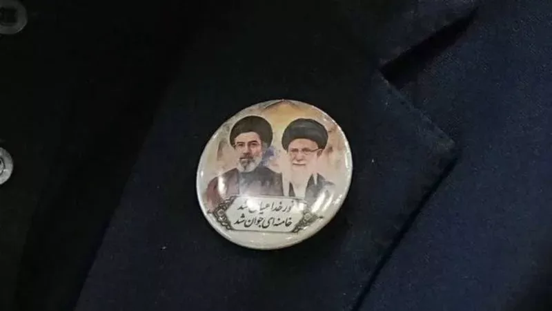 خامنئي حاضر رغم وفاته.. الوفد الإيراني يرتدي شارة للمرشد ونجله في المفاوضات