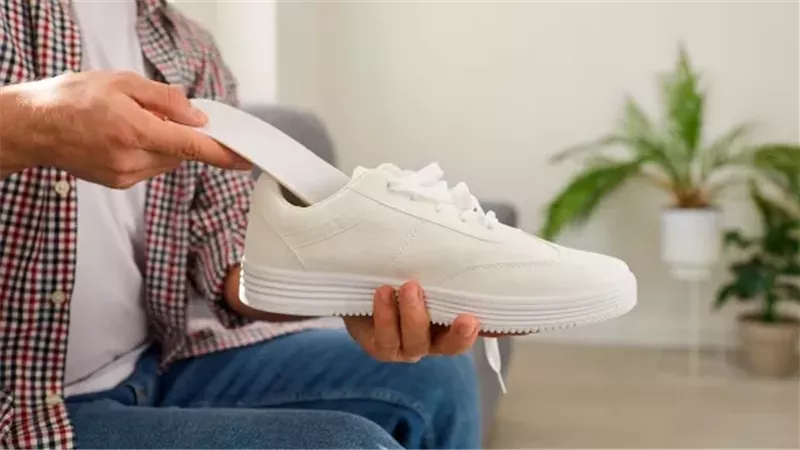 احذرها.. مخاطر الأحذية المسطحة الشائعة والصنادل وأحذية Ugg