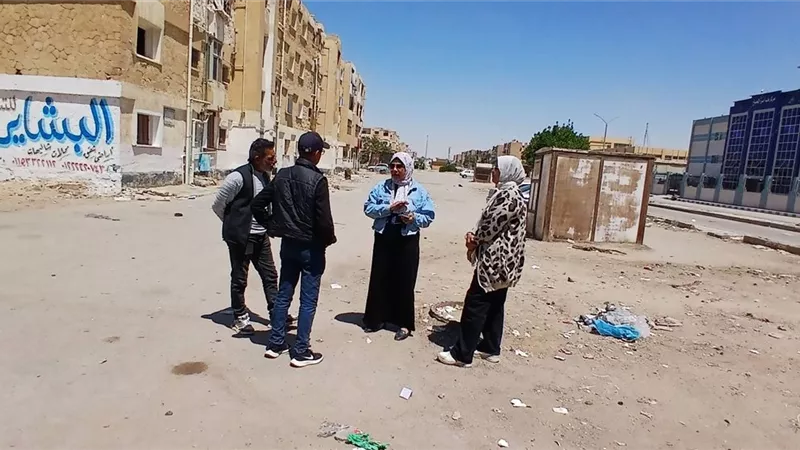 حي فيصل بالسويس يواصل ترميم الحفر وتحسين الطرق استجابة لشكاوى المواطنين