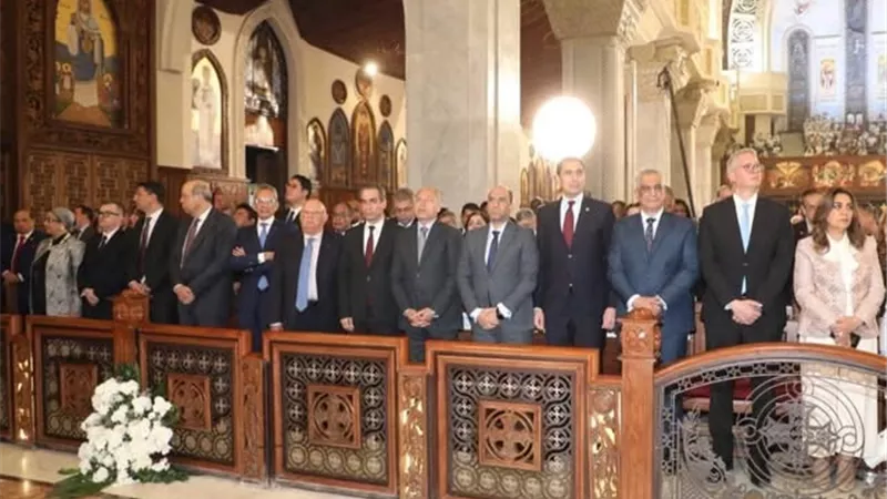 وزير العمل يشارك في قداس عيد القيامة ويهنئ البابا تواضروس الثاني