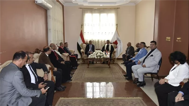 محافظ بورسعيد يزورالكنيسة الإنجيلية ويشارك الأقباط احتفالات عيد القيامة المجيد