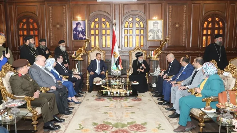 محافظ الشرقية يزور مطرانية الزقازيق ومنيا القمح للتهنئة بعيد القيامة