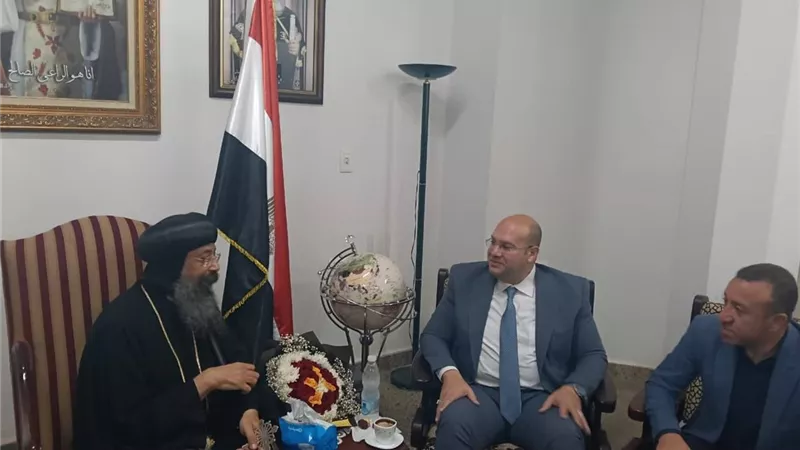 نائب محافظ الجيزة يزور مطرانية الأقباط الأرثوذكس بأطفيح للتهنئة بعيد القيامة 