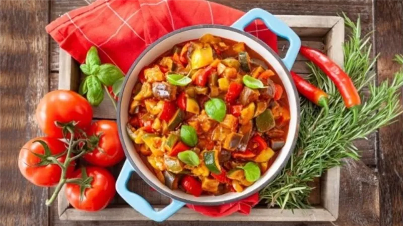     طريقة عمل خضار بصوص الطماطم الحار في المنزل بسهولة