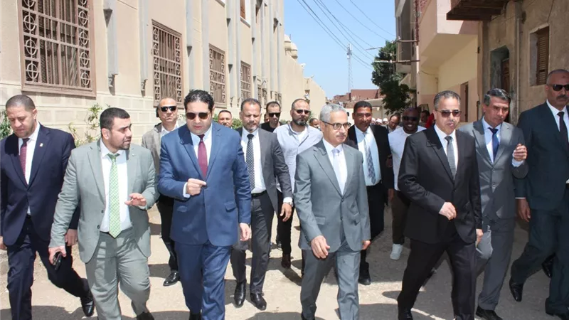خلال تفقده الكنائس والأديرة.. محافظ بني سويف يقدم التهاني بعيد القيامة 