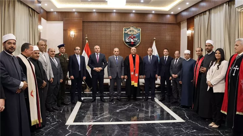 محافظ الإسماعيلية يزور كنائس المحافظة للتهنئة بعيد القيامة المجيد