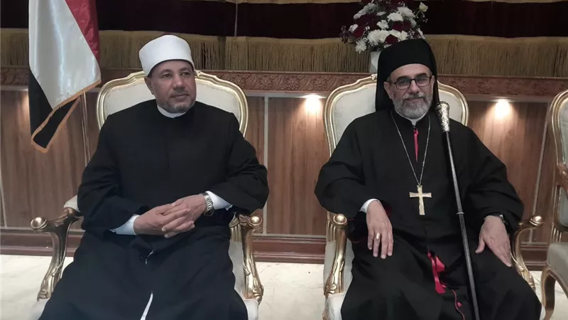 نائب رئيس جامعة الأزهر للوجه القبلي يهنئ الإخوة المسيحيين بعيد القيامة  