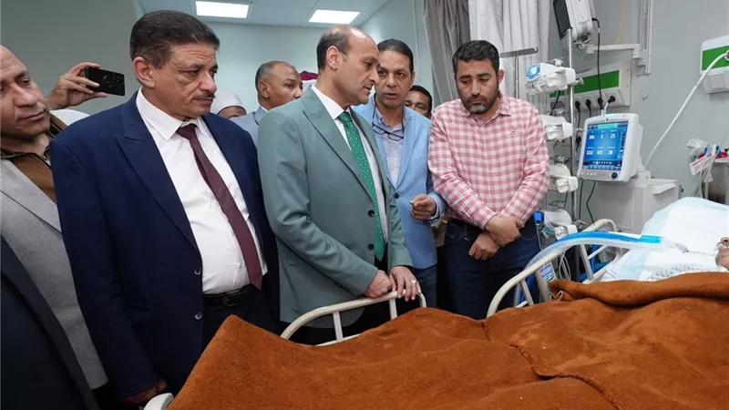 محافظ أسيوط يطمئن على رئيس قرية أم القصور بالمستشفى 