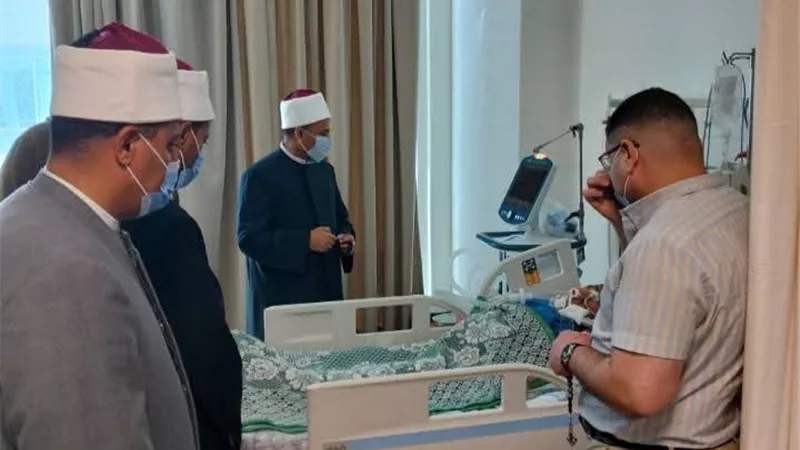 وفد «أوقاف السويس» يطمئن على طفل مصاب داخل مجمع السويس الطبي