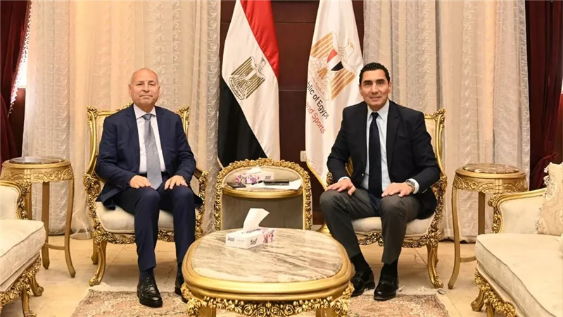 وزير الشباب والرياضة ومحافظ القاهرة يبحثان تعاونًا مشتركًا وفعاليات بالعاصمة