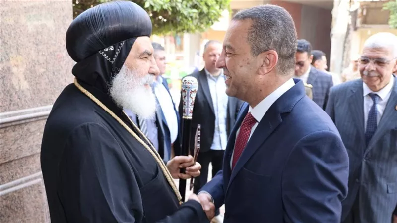 محافظ المنوفية يقدم التهنئة لنيافة الأنبا بنيامين والإخوة الأقباط