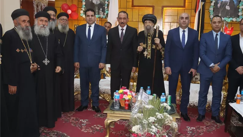 محافظ سوهاج يهنئ الأقباط بعيد القيامة خلال جولة بالمطرانيات