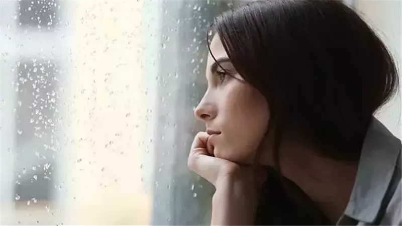 الاضطراب العاطفي الموسمي.. لماذا يتغير مزاجك مع تغير الفصول؟ 