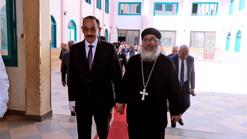 محافظ سوهاج يشارك أطفال 