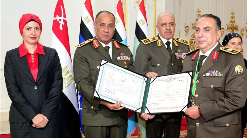 وزير الدفاع يكرم قادة القوات المسلحة الذين أوفوا العطاء ويمنحهم وسام الجمهورية