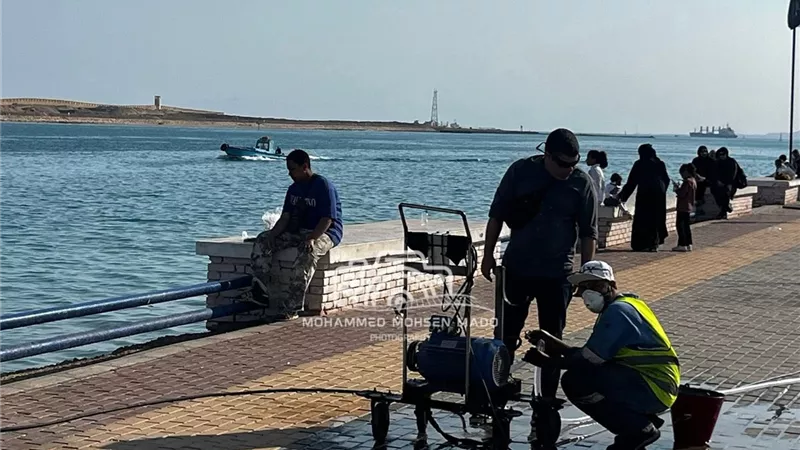 جهود مكثفة لهيئة قناة السويس لتنقية المجرى الملاحي ببورتوفيق بالسويس 