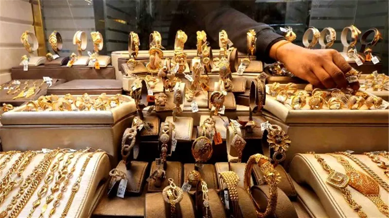 سعر الذهب عيار 21 يتراجع ليسجل 7160 جنيهًا اليوم بمصر وسط ترقب الأسواق