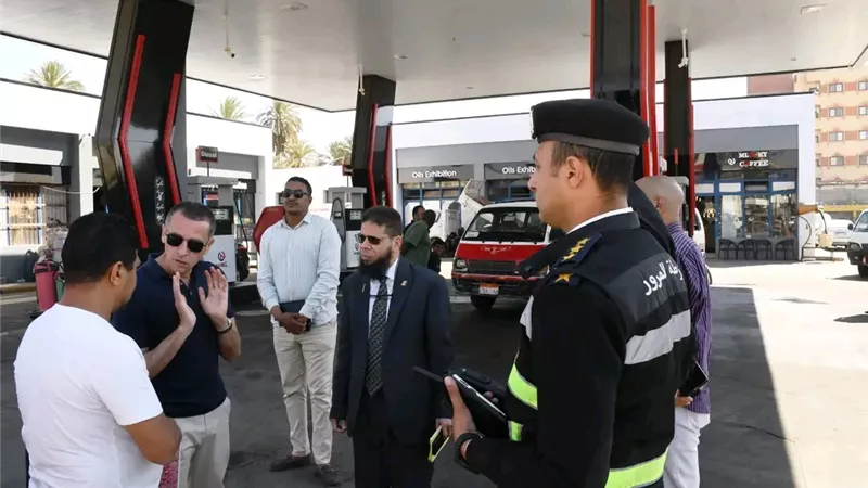 محافظ أسوان يفاجئ محطات الوقود ويؤكد: لا نقص في البنزين والسولار