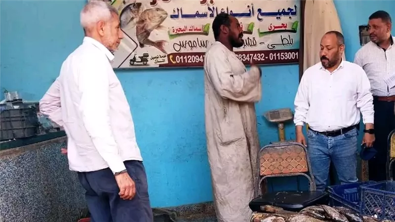 قبل شم النسيم تموين أسوان يضبط مخالفات بـ24 منشأة ويعدم 120 كجم فسيخ غير صالح