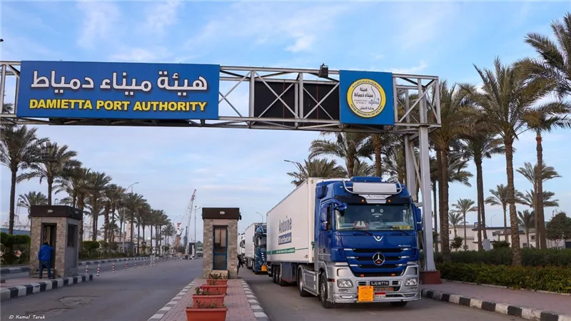 تواصل تدفق شحنات الترانزيت عبر خط “الرورو” بميناء دمياط