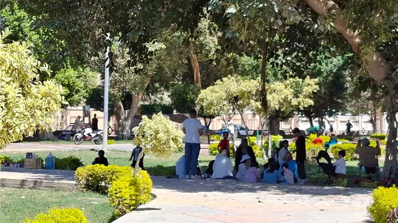 العائلات تحتفل بشم النسيم في الحديقة الفرنساوي بالسويس وسط أجواء طبيعية وتراثية