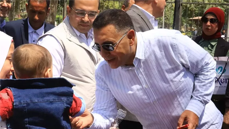 محافظ القليوبية يشارك المواطنين احتفالات 