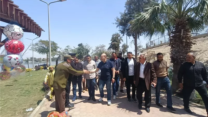 من قلب الحدائق.. نائب محافظ الجيزة يطمئن على الخدمات ويوجه برفع المخلفات فورًا