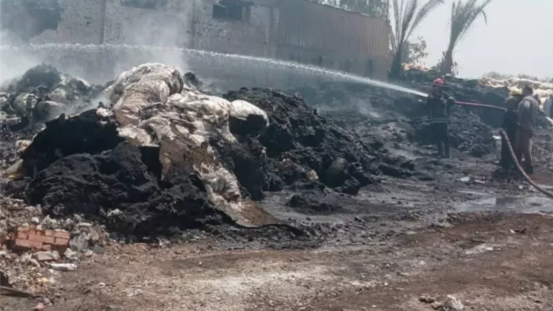 السيطرة على حريق بمصنع بلاستيك بكوم حمادة بالبحيرة دون حدوث إصابات