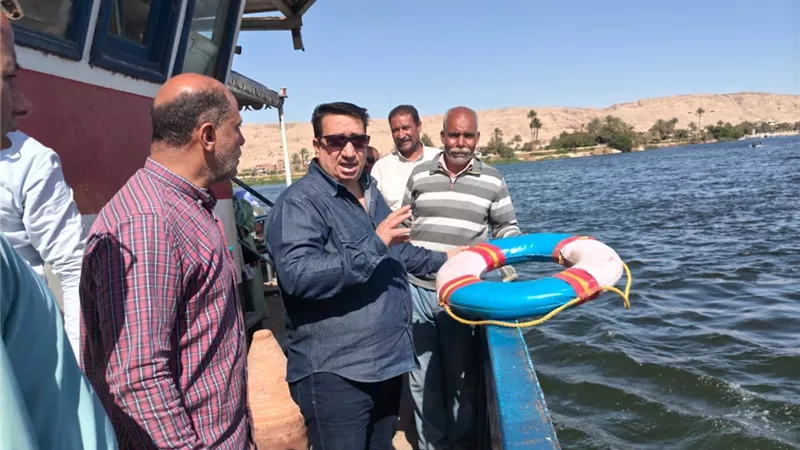 بالصور.. رئيس مدينة طهطا يراجع إجراءات الأمان بالعبّارة ويؤكد جاهزيتها للطوارئ