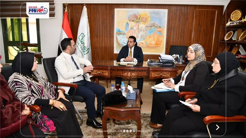 بالدف والأغانى: عماد شاب يجذب الزوار حوله فى حديقة حيوان الفيوم