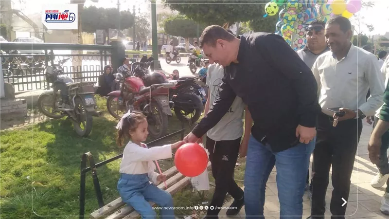 رئيس المدينة بيوزع الهدايا.. أجواء البهجة خلال شم النسيم بكورنيش النيل بالمنيا