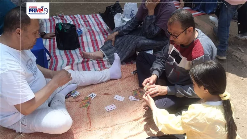 بيلعبوا كوتشينة على الأرض بحديقة حيوان الفيوم.. شم النسيم حاجة تانية