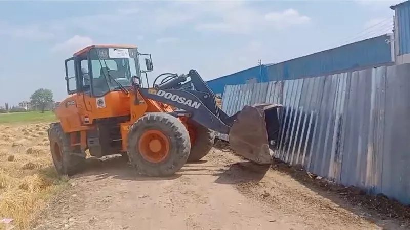 محافظ الغربية يتابع جهود إزالة مخالفات البناء والتعديات خلال إجازة شم النسيم 