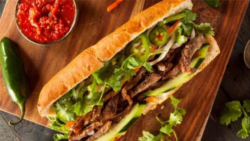     ساندويش لحم بالصوص الحار.. وجبة سريعة بطابع مطاعم
