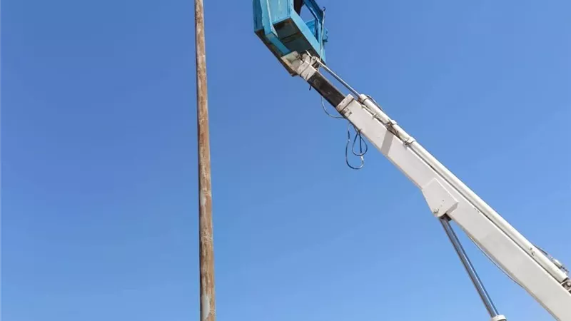 صيانة وتأمين الأعمدة الكهربائية بحي فيصل ضمن خطة تحسين الإنارة العامة بالسويس