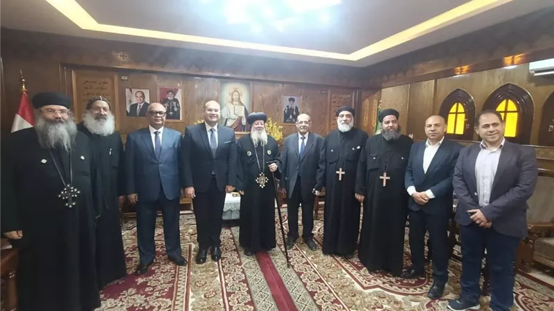 في زيارة رسمية.. نائب محافظ الجيزة يهنئ أقباط طموه بعيد القيامة 
