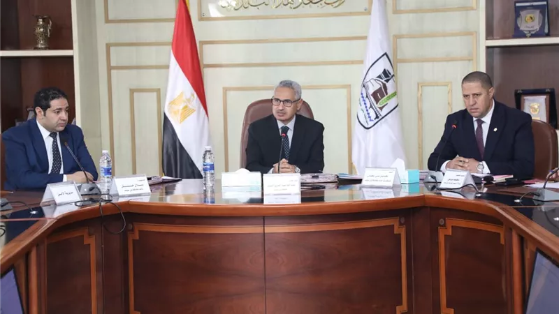 محافظ بنى سويف يكلف بترشيد النفقات ومراجعة أوضاع كباري المشاة والإعلانات
