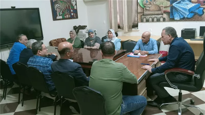 وكيل تعليم أسيوط يناقش الاستعداد للمعرض الشامل للمدارس 