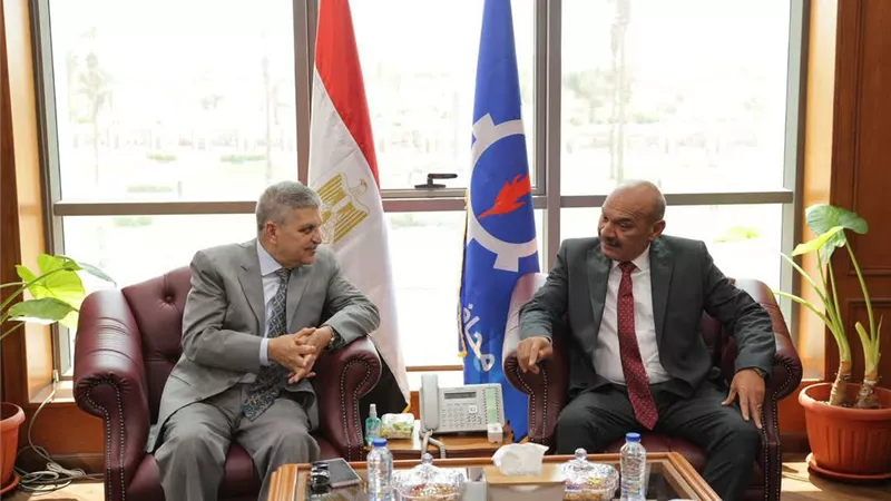 محافظ السويس يستقبل رئيس هيئة القناة لبحث سبل التعاون المشترك