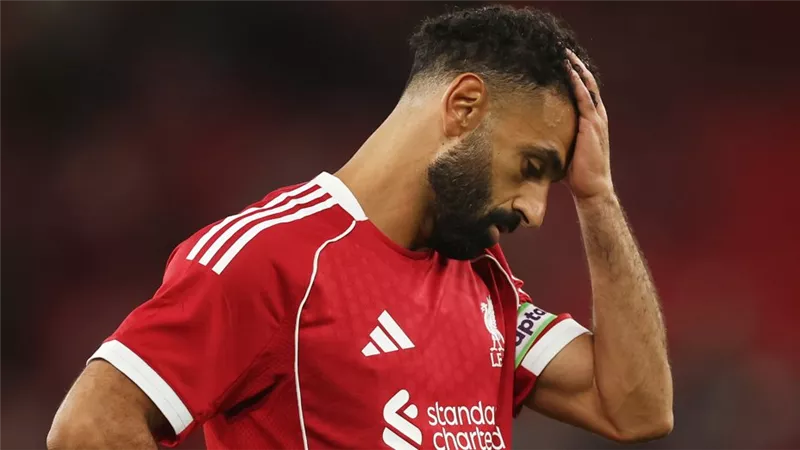 محمد صلاح على دكة بدلاء ليفربول ضد باريس سان جيرمان 