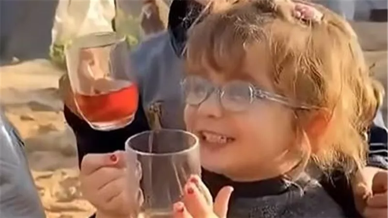 «يا حبيبي يا شاي».. أطفال غزة يغنون للشاي في مشهد مبهج| فيديو