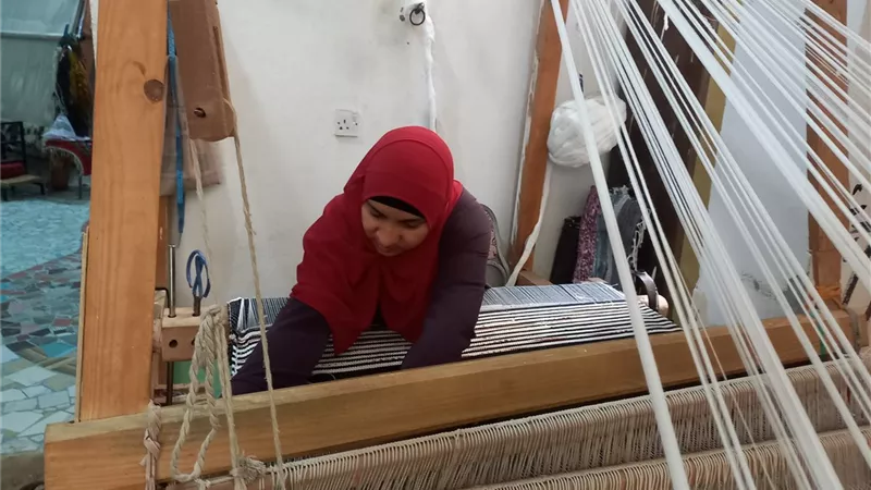 في كوم الضبع.. منى عبده تحوّل خيوط الكليم إلى لوحات فنية