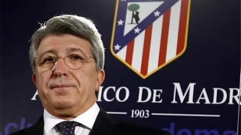 انريكي سيريزو يحسم مستقبل جوليان ألفاريز قبل مواجهة برشلونة في دوري الأبطال 