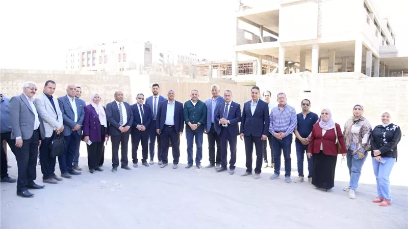 جامعة أسيوط تستعرض معدلات إنجاز مستشفى الإصابات والأورام الجديد
