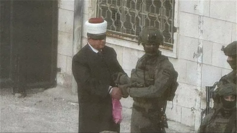 بطريقة مهينة.. إسرائيل تعتقل وزير الأوقاف الفلسطيني السابق حاتم البكري