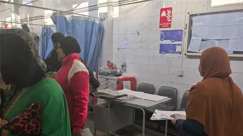 فضيحة مستشفى الساحل.. 4 ساعات بلا أطباء وجثث ملقاة في ممرات الطوارئ (صور)