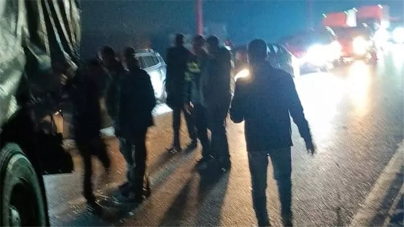 انقلاب شاحنة أعلى كوبري عرب الرمل بالمنوفية.. واستعادة السيولة المرورية