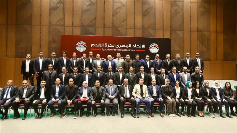 أبوريدة يسلم الشارة الدولية للحكام على هامش تكريم المشاركين في مونديال 2026