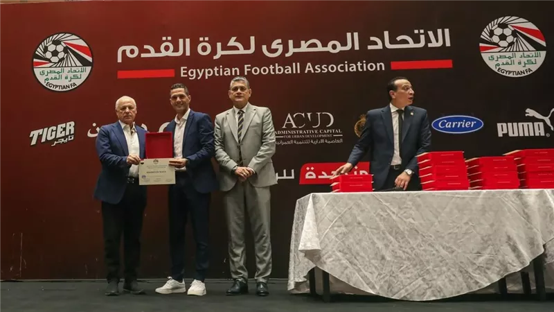 بعد الأزمة الأخيرة.. أبو ريدة يسلم الحكم محمود وفا شارة فيفا 2026